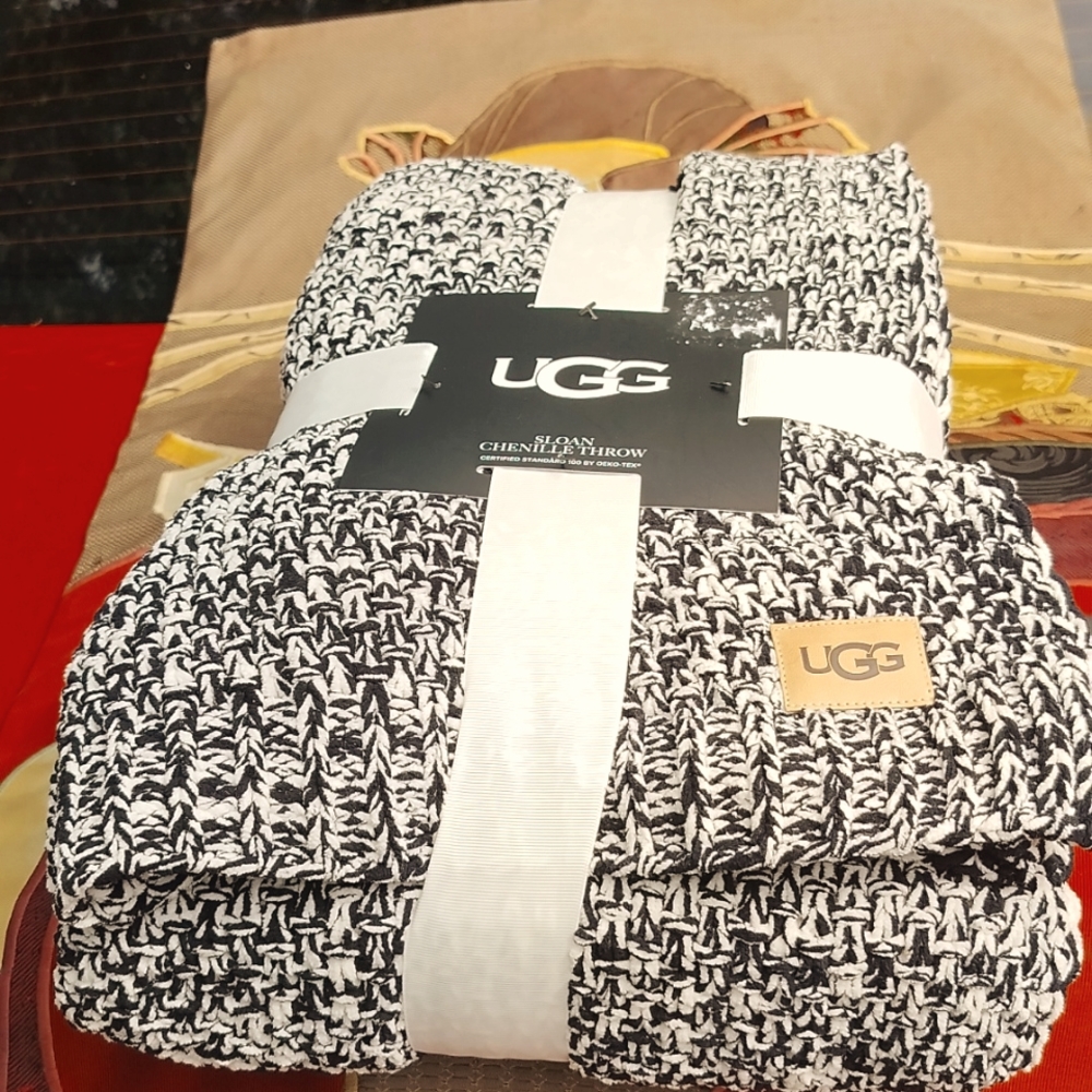 UGG THROW